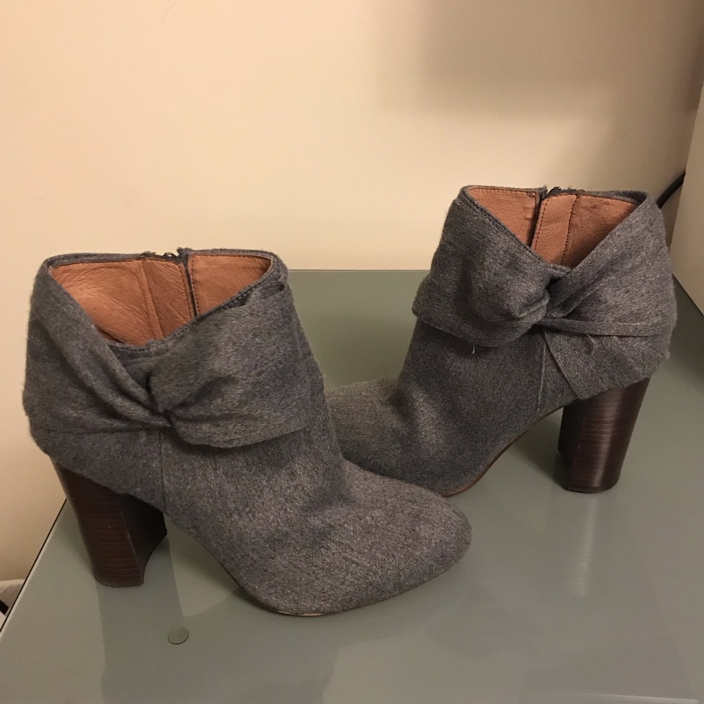 Louise et cie grey bow booties.